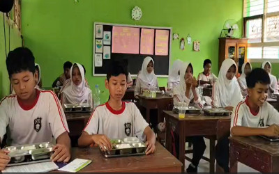 Perkuat Keakraban dan Pola Hidup Sehat: Pembiasaan Makan Bersama Program MBG di SMP Negeri 1 Jumantono