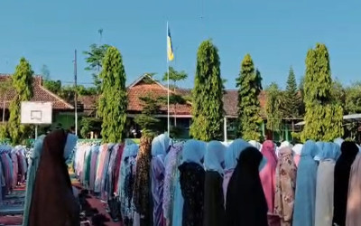 Tingkatkan Ketakwaan, Siswa Melaksanakan Salat Dhuha Berjemaah di Halaman Sekolah