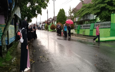 BERBAGI TAKJIL SMPN 1 JUMANTONO